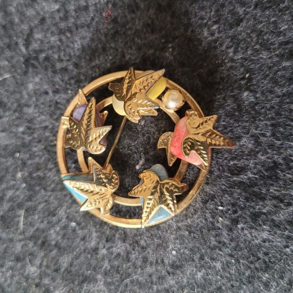Vintage Sarah Gold tone Ivy Leaf Pebble stone Wreath style Brooch Pin